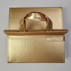 تغليف هدايا بيد جلدية - فخامة عصرية